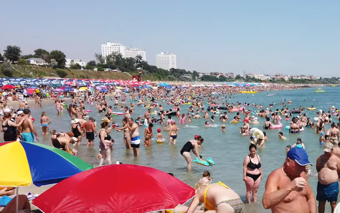 Câți bani trebuie să ai la tine pentru o zi pe litoral. Cât costă un șezlong, o bere și o shaorma în august