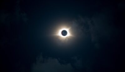 România, împărțită în două de un fenomen rarisim! Unde se vede eclipsa de Soare din 2026