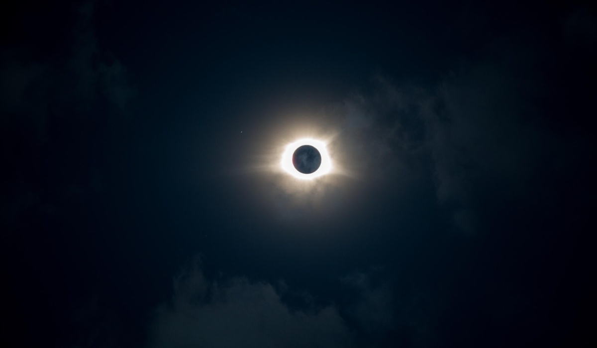 România, împărțită în două de un fenomen rarisim! Unde se vede eclipsa de Soare din 2026