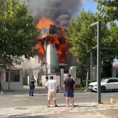 Incendiu la Palatul vrăjitoarei Vanessa din Chitila. O greșeală a copiilor a alimentat flăcările care au mistuit imobilul