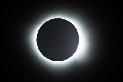 Spectacol total pe cer! Unde se va vedea perfect eclipsa rară de Soare și când lovesc Perseidele