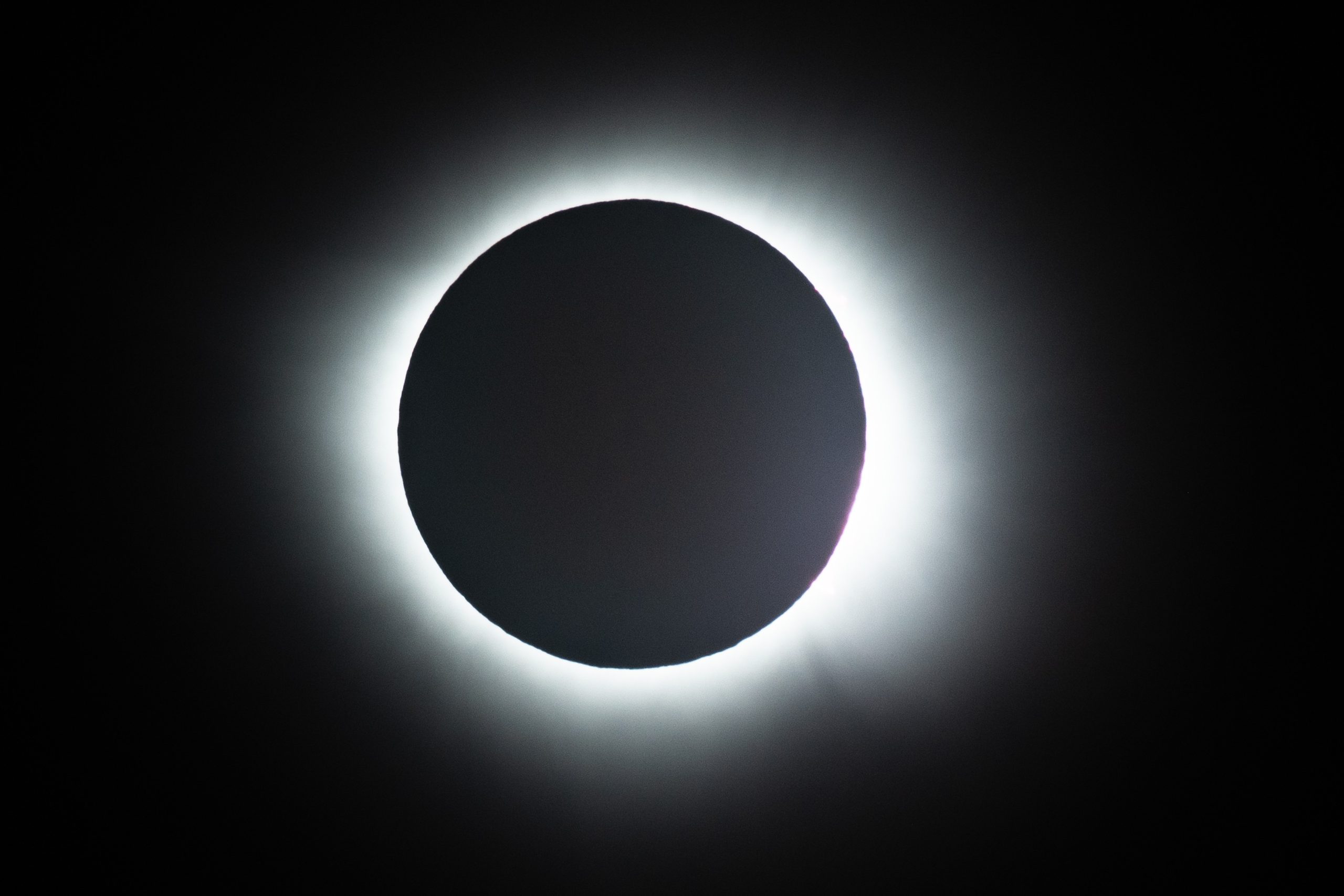 Spectacol total pe cer! Unde se va vedea perfect eclipsa rară de Soare și când lovesc Perseidele