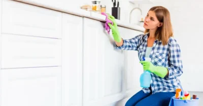Greșeala uriașă pe care o faci când cureți casa cu oțet și bicarbonat. Ce se întâmplă, de fapt