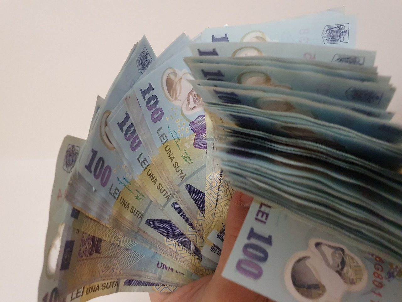 Anunț oficial pentru toți românii: Câți bani cash trebuie să ții în casă pentru 3 zile de criză
