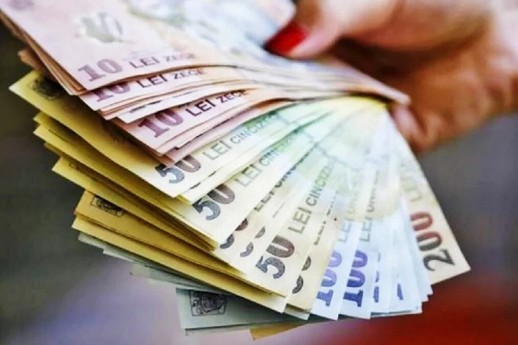 Banii la saltea, un risc uriaș pentru români! Care este suma maximă pe care o poți păstra legal în casă