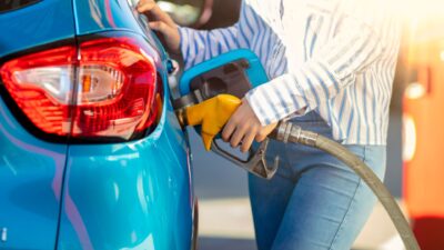 Prețul motorinei a scăzut sub zece lei. Unde găsesc șoferii cele mai ieftine tarife la pompă