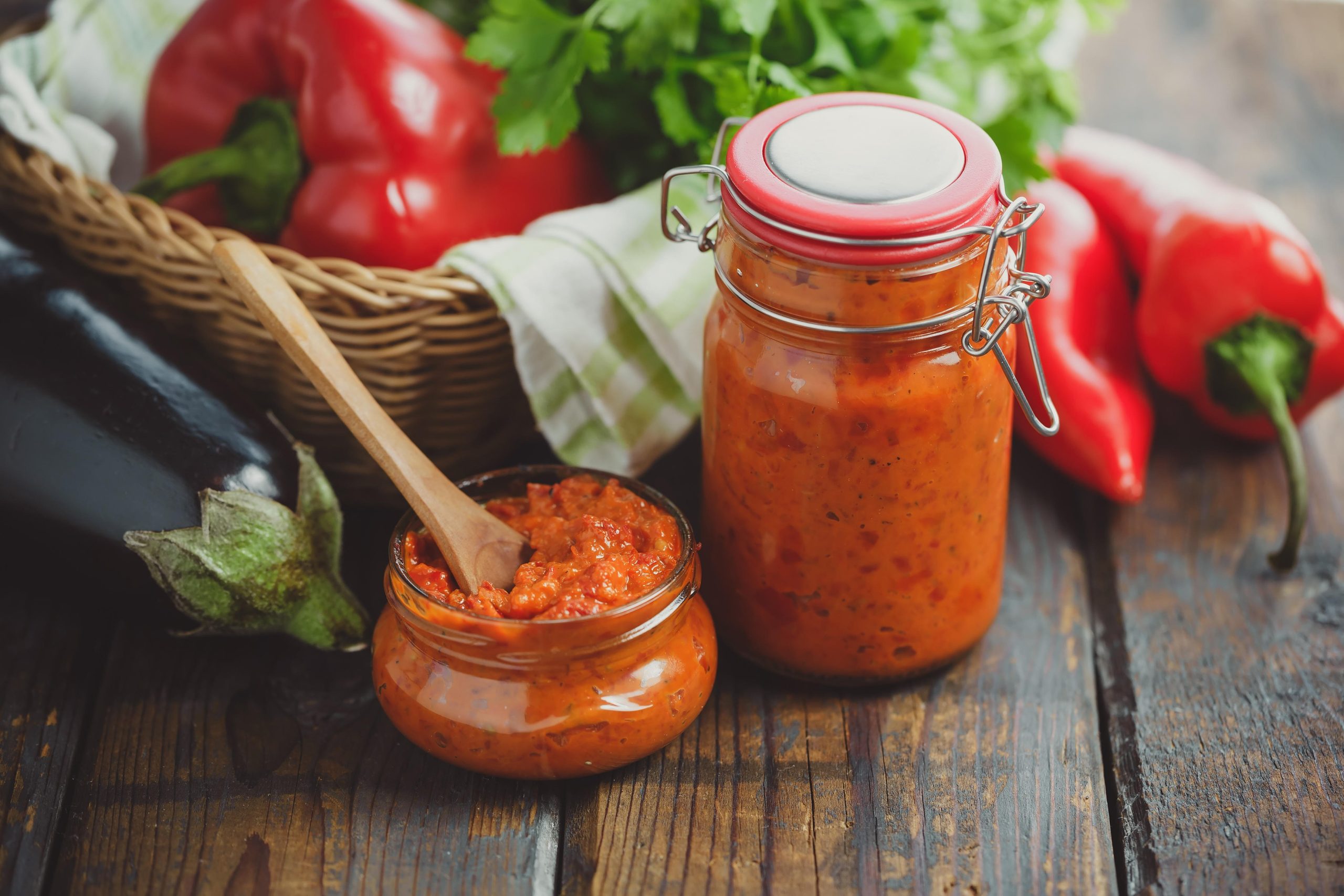 Cât costă, de fapt, 10 borcane de zacuscă acasă. Suma exactă pe care o dai pe ingrediente
