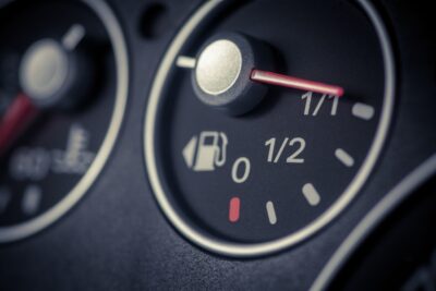 Motivul pentru care mașinile au rezervorul pe părți diferite și detaliul din bord care te ajută în benzinărie