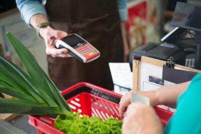 Lovitură pentru buzunarele românilor! Alimentele care se scumpesc masiv în perioada următoare