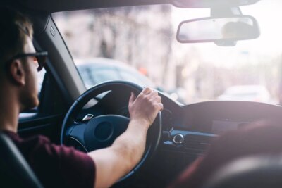 Schimbare uriașă pentru șoferii începători: Ce mașini nu vor mai putea fi conduse