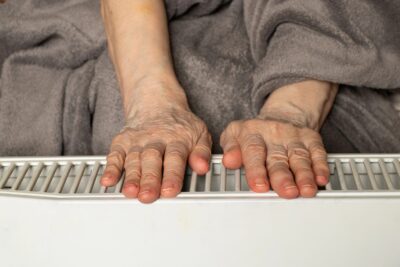 5 lucruri ieftine de făcut în casă înainte de frig! Cât poți economisi la încălzire iarna asta