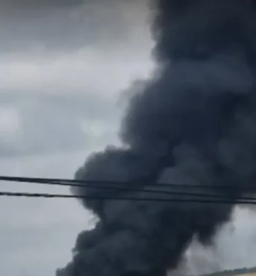 Incendiu violent la o hală de reciclare din Mureș. Autoritățile au emis mesaj RO-Alert pentru populație