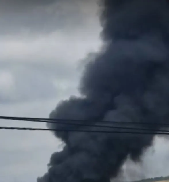 Incendiu violent la o hală de reciclare din Mureș. Autoritățile au emis mesaj RO-Alert pentru populație