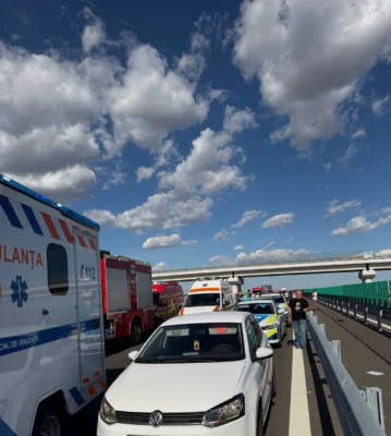Tragedie rutieră pe drumul expres Craiova-Pitești. Trei persoane și-au pierdut viața după ce o autoutilitară a intrat într-un TIR oprit
