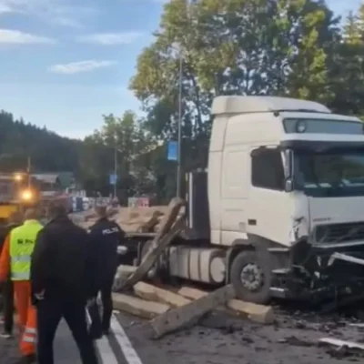 Trafic blocat pe DN1 în Predeal. Un camion a pierdut încărcătura de traverse pe carosabil