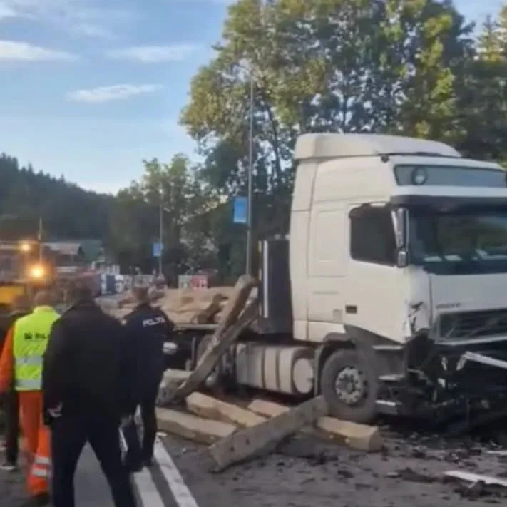 Trafic blocat pe DN1 în Predeal. Un camion a pierdut încărcătura de traverse pe șosea
