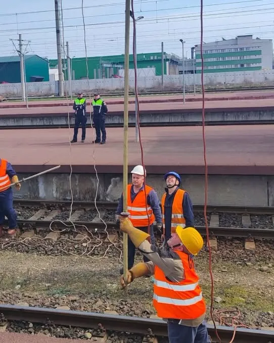 Tragedie feroviară în Buzău. Un muncitor de 36 de ani a murit electrocutat în timpul unor lucrări de întreținere