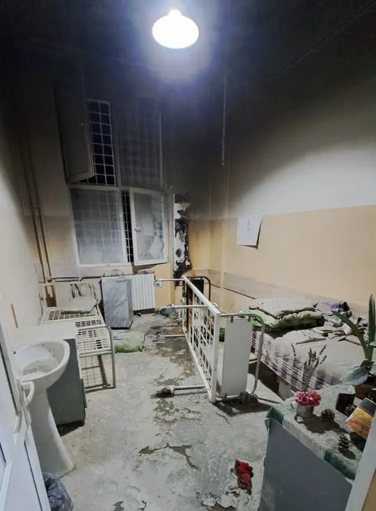 Incendiu la Spitalul de Psihiatrie din Bihor. Peste o sută de persoane evacuate după ce o pacientă a dat foc salonului