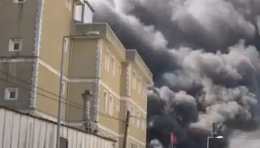 Incendiu violent la un depozit din Istanbul. Flăcările au cuprins mai multe clădiri adiacente