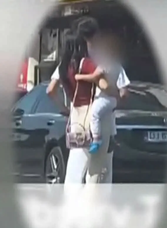 Trafic periculos în Drobeta Turnu Severin. Trei persoane surprinse pe o singură trotinetă electrică