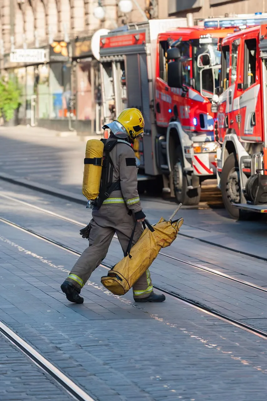 Risc major de explozie în Prahova. Gaze și hidrocarburi descoperite la un foraj pentru apă în Poiana Câmpina