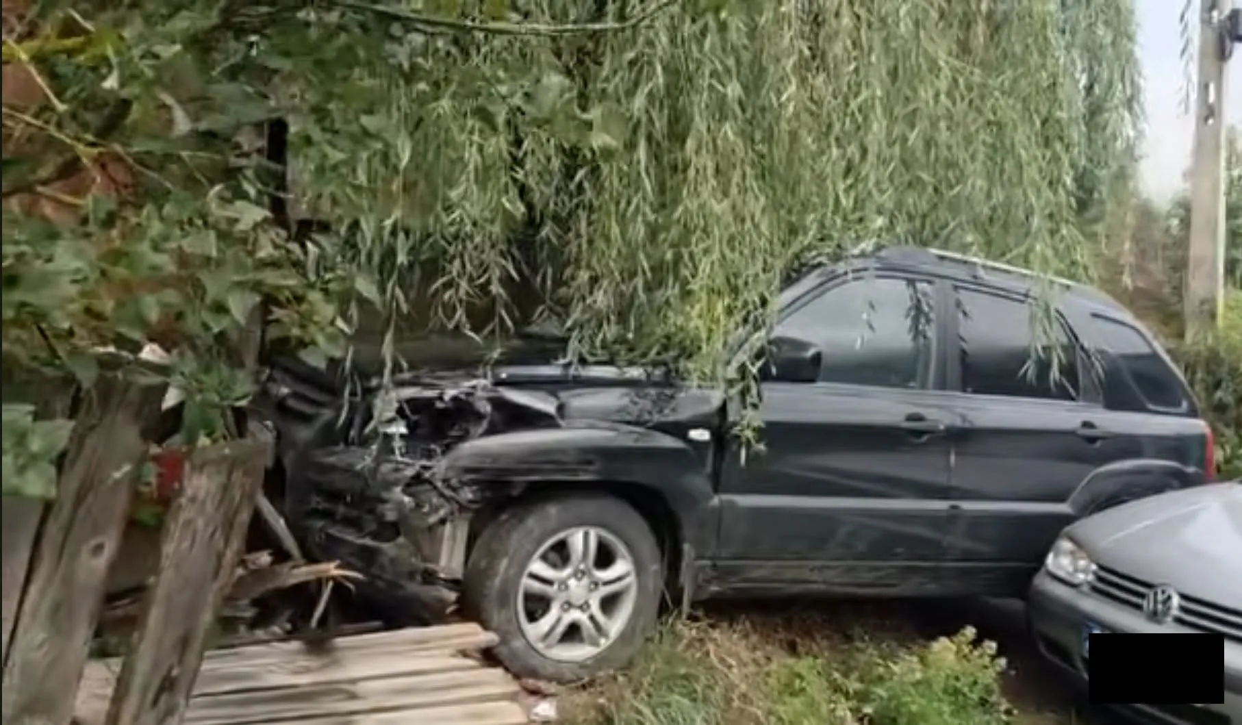 Accident rutier în județul Alba. Un autoturism a ajuns în curtea unei localnice și a distrus un gard