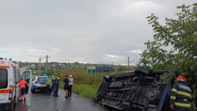 Accident rutier cu două victime la Iași. Un microbuz s-a răsturnat în afara șoselei