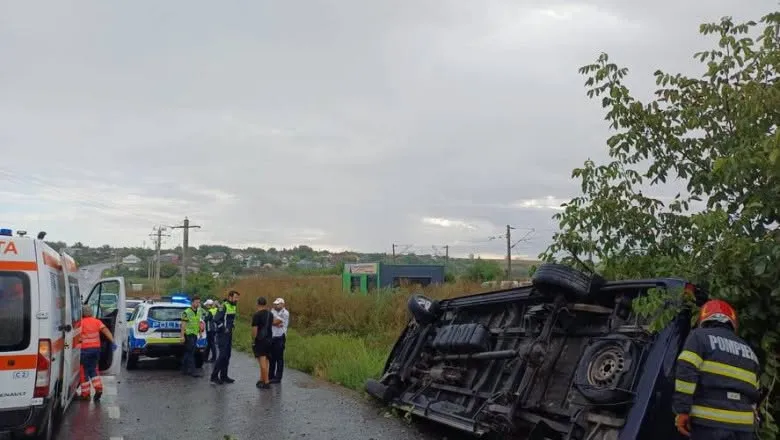 Accident rutier cu două victime la Iași. Un microbuz s-a răsturnat în afara șoselei