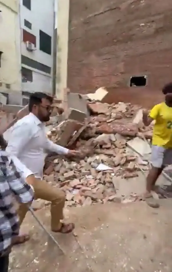 Tragedie în India. Zeci de oameni sunt prinși sub dărâmături după prăbușirea unui bloc de cinci etaje