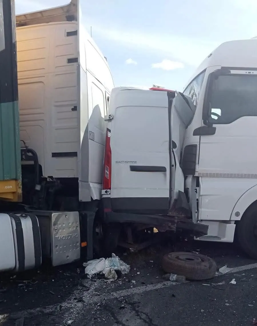 Accident mortal pe DN 6. Două femei au murit după ce microbuzul în care se aflau a fost strivit de două autotrenuri