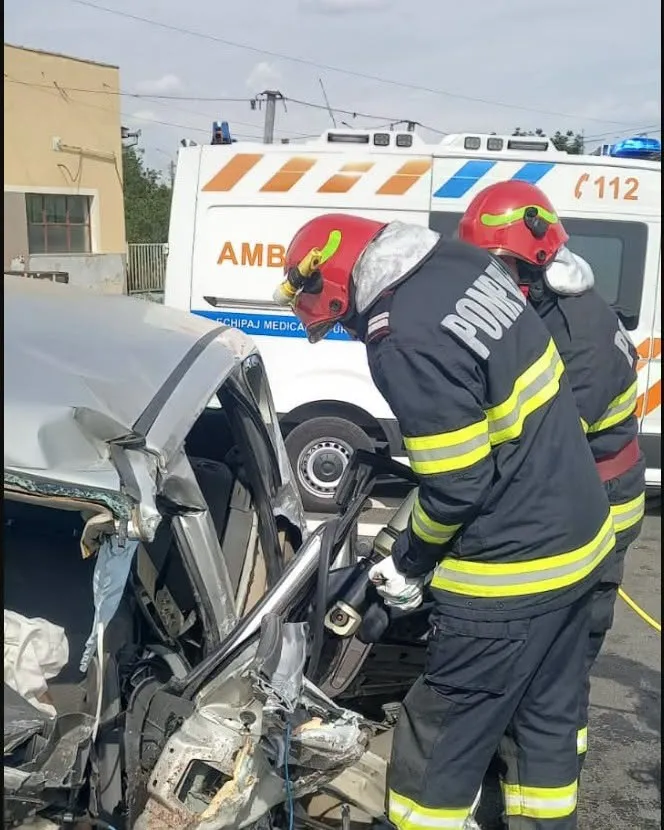 Accident grav în Timiș. Două persoane au fost descarcerate dintr-un autoturism distrus și transportate la spital