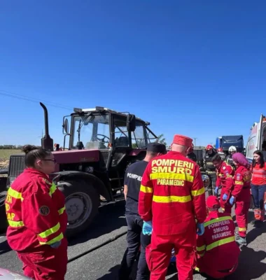 Accident grav pe DN5. Un bărbat a fost transportat cu elicopterul SMURD la spital după ce autoutilitara sa s-a izbit de un tractor