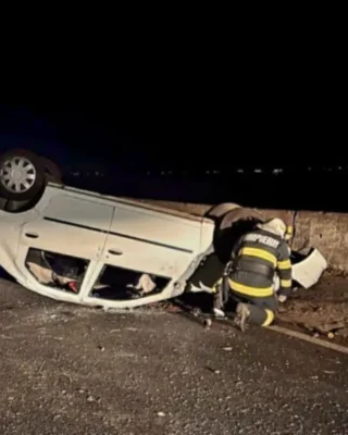 Accident grav pe DN6. Trei tineri au ajuns la spital după ce mașina în care se aflau s-a răsturnat pe plafon