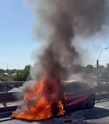 Incendiu pe DN5. O mașină a ars în totalitate pe podul din zona localității Daia, traficul fiind blocat spre Capitală