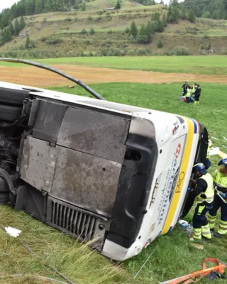 Accident grav în Alpii elvețieni. Mai mulți morți și răniți după răsturnarea unui autocar cu zeci de pasageri