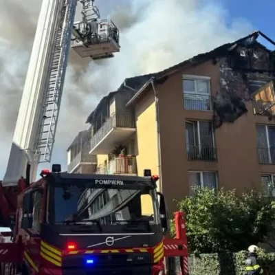 Incendiu puternic într-un bloc din Cluj. Mai multe apartamente și acoperișul au fost cuprinse de flăcări