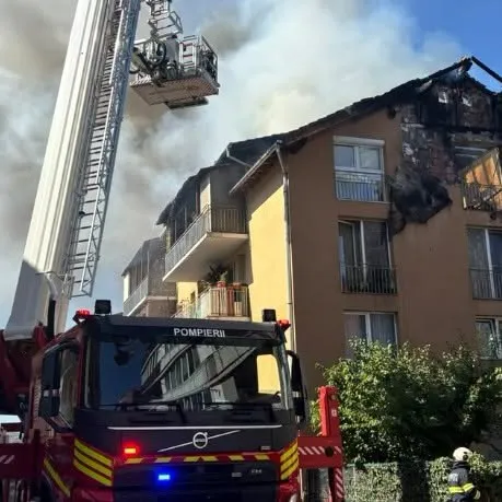Incendiu puternic într-un bloc din Cluj. Mai multe apartamente și acoperișul au fost cuprinse de flăcări