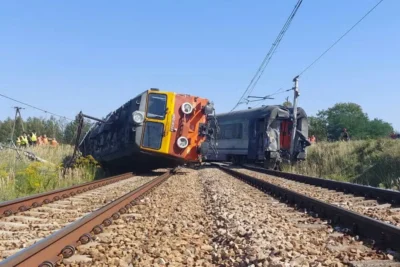 Tragedie feroviară în Polonia. Un tren a lovit o betonieră și a deraiat, lăsând în urmă zeci de victime