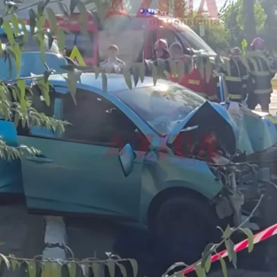 Accident rutier mortal în stațiune. Un șofer vârstnic a decedat după ce mașina sa s-a izbit violent de un stâlp