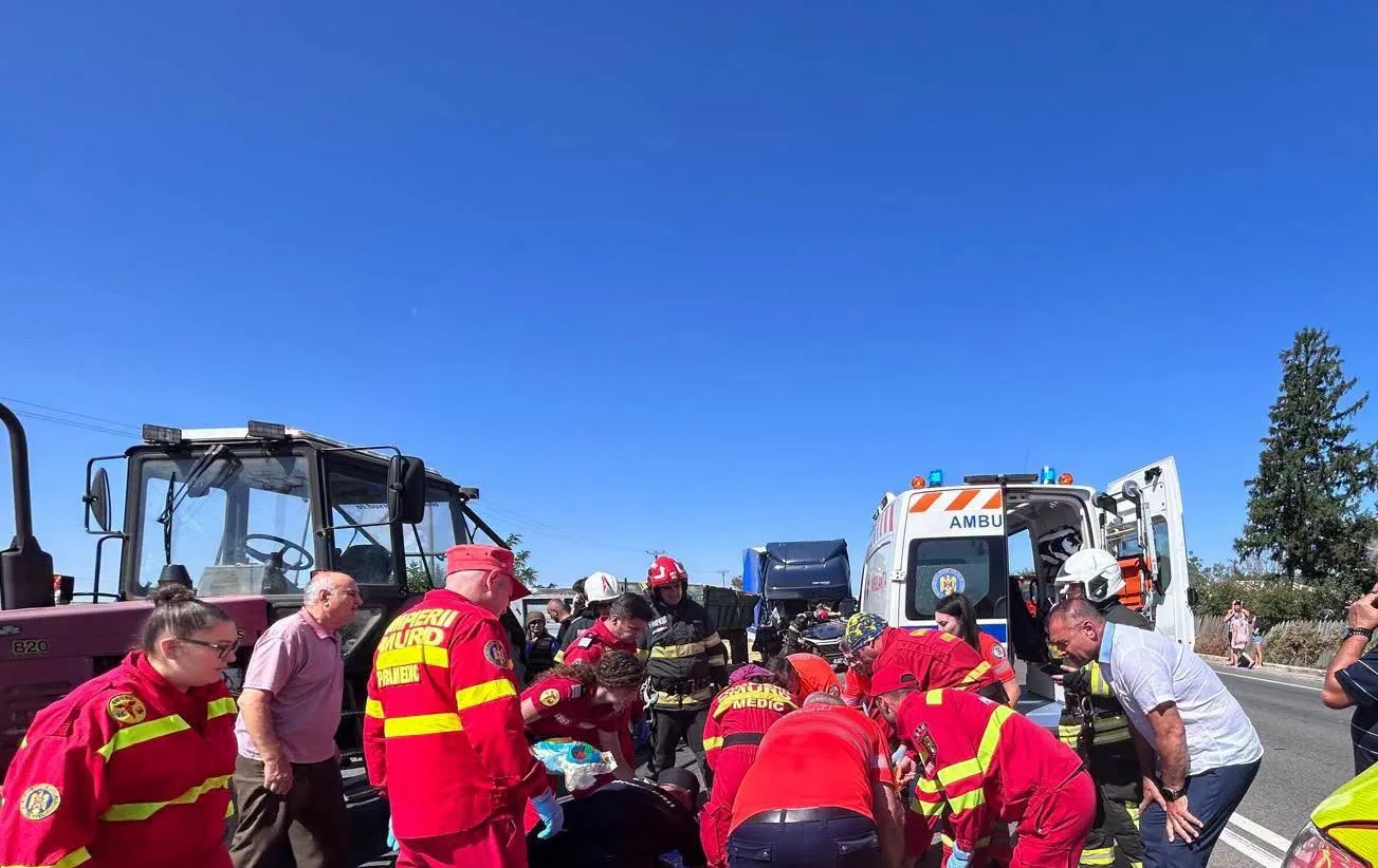 Accident grav pe DN5 în Giurgiu. Un șofer a fost transportat cu elicopterul SMURD la spital după impactul cu un tractor