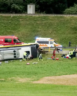 Autocar cu zeci de pasageri răsturnat în Alpii elvețieni. Mai multe persoane au murit și au fost rănite