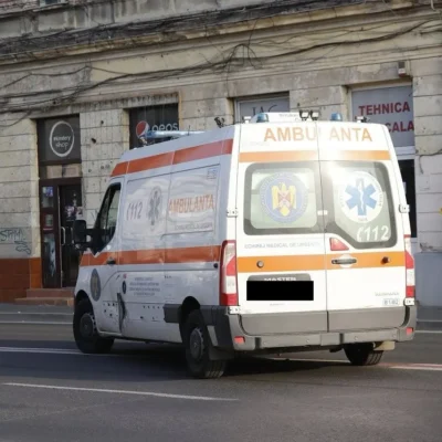 Accident rutier în Capitală. O ambulanță a intrat în gardul unei proprietăți lăsând doi răniți în urma impactului