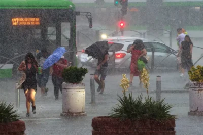 Vreme extremă în România. Meteorologii au emis cod galben de vijelii și ploi torențiale cu grindină