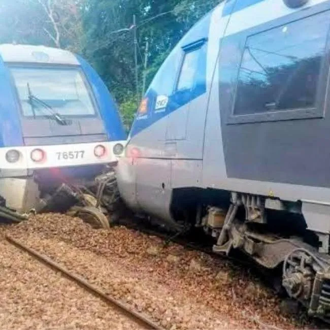 Accident feroviar major în Franța. Zeci de răniți după deraierea unui tren regional în Normandia