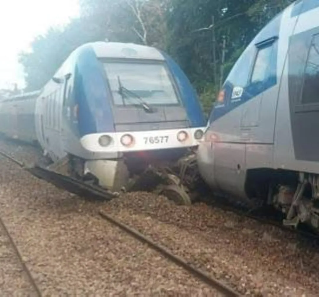 Accident feroviar grav în Franța. Zeci de pasageri răniți după deraierea unui tren regional în Normandia