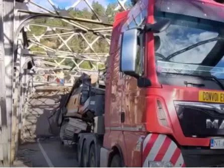 Un pod s-a prăbușit în județul Bacău. Traficul pe DN12 este complet blocat după ce a fost traversat de un TIR supratonat