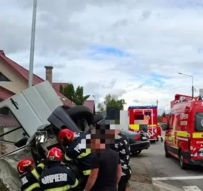Accident grav pe centura Bistriței. Șase persoane au fost rănite după ce un microbuz s-a răsturnat