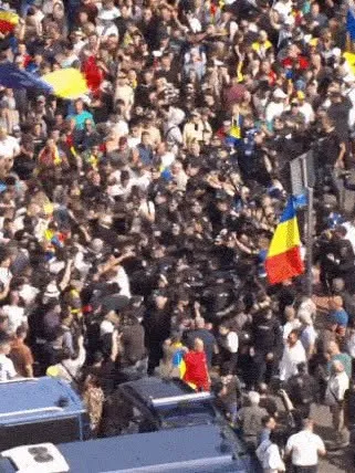 Protest violent al fermierilor în Piața Victoriei. Traficul este oprit și mai multe persoane au primit îngrijiri medicale