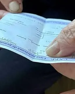 Ce se întâmplă cu ultima pensie după deces. Regulile privind banii încasați necuvenit și riscurile pentru familie