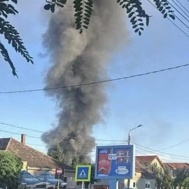Incendiu violent la un magazin din Satu Mare. Fumul negru a împânzit orașul